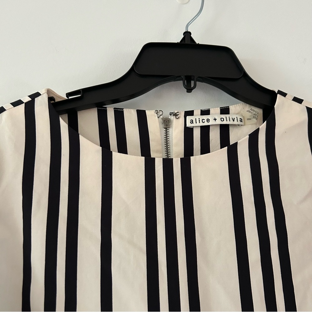 Alice and Olivia Bernice Stripe Ruffled Sleeve Top Size XS - Picture 5 of 9